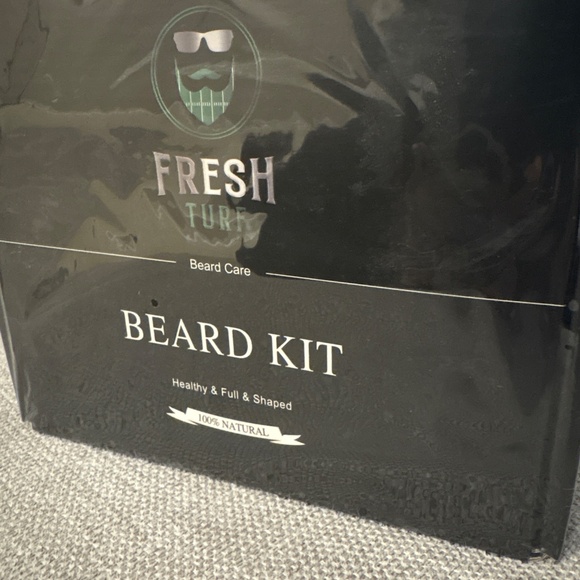 Men's beard kit with beard wash, oil, balm, comb, scissors, roller & travel bag - Picture 3 of 3